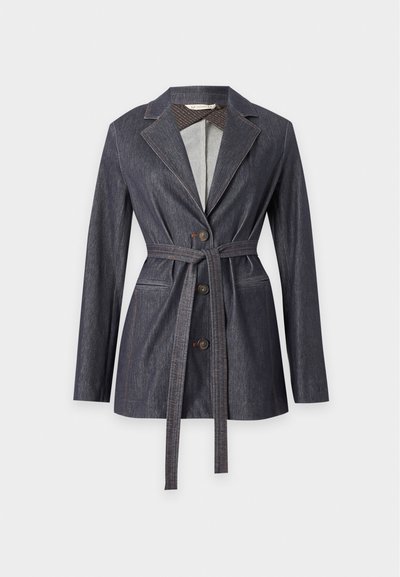 Σκούρο denim σακάκι με τρία κουμπιά, γιακά με εγκοπές, μακριά μανίκια, δύο εμπρόσθιες τσέπες και μια ταιριαστή ζώνη δεμένη στη μέση.