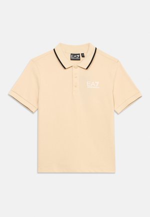 Beżowa koszulka polo z krótkim rękawem, czarnym obszyciem kołnierza, trzema guzikami i białym logo EA7 Emporio Armani na piersi.