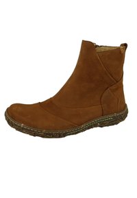 Botín de cuero marrón con un acabado texturizado, puntera redondeada y suela de goma flexible que presenta un patrón decorativo a lo largo del borde.