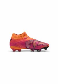 Scarpini da calcio in gradiente arancione e rosa, con tomaia texture, collo tipo calza e tacchetti neri per la trazione. Logo ben visibile sul lato.