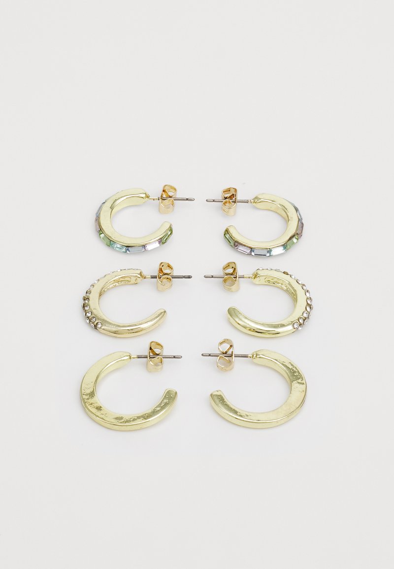 Gullfargede hoop-øreringer satt, med ulike design: glatte, teksturerte, og utsmykket med rhinesten og iridescente detaljer.
