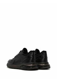 Baskets en cuir noir avec une texture lisse, bout rond et semelle rembourrée dotée de poches d'air visibles. Design à lacets avec des accents ton sur ton.