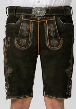 Brune læderlederhosen med intrikate sølvbroderier, der har to lommer foran og dekorative knapper langs siden.