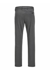 Graue Hosen mit glatter Textur, vielseitigem Bund, flachem Vorderteil und einer Gesäßtasche mit Knopfdetail.