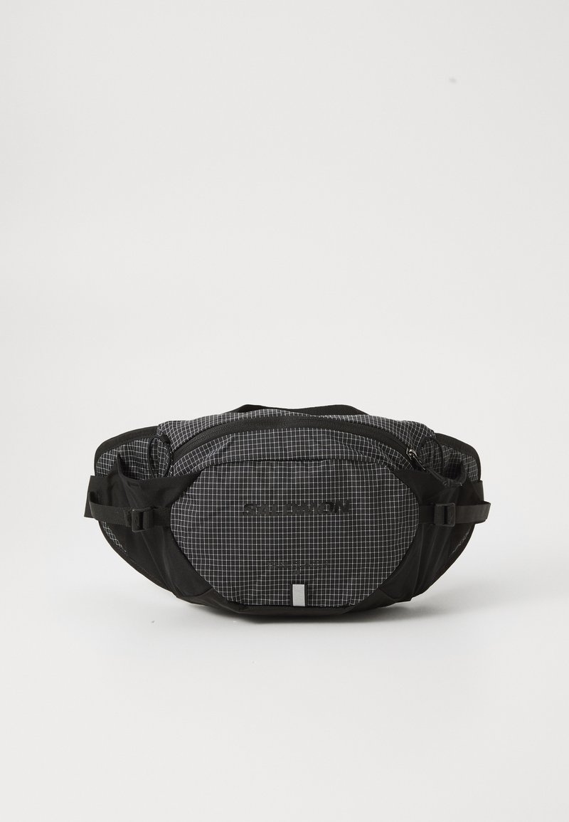 Mala de cintura preta e cinza com um padrão em grelha, correias ajustáveis, dois compartimentos com fecho éclair e um logo da marca na parte da frente.