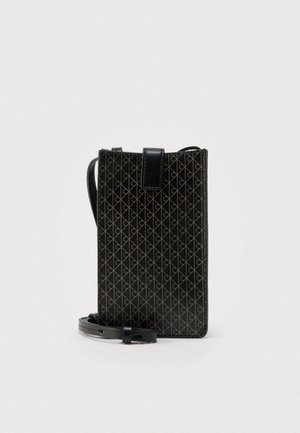 Czarny skórzany uchwyt na telefon z geometrycznym wzorem w kolorze złotym. Posiada górny pasek oraz odłączany czarny pasek na ramię. Kształt prostokątny.