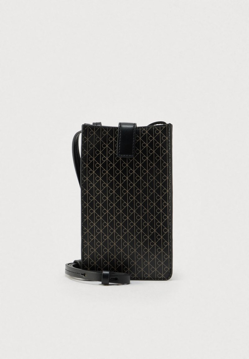 Μαύρο δερμάτινο θήκη για τηλέφωνο με γεωμετρικό σχέδιο σε χρυσό. Διαθέτει επάνω λουρί και αφαιρούμενο μαύρο ιμάντα ώμου. Ορθογώνιο σχήμα.