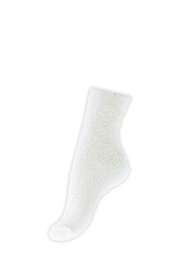 Calza bianca in peluche realizzata in materiale morbido con superficie testurizzata. Il design presenta una forma confortevole che si adatta al piede.