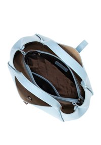 Jasnoniebieska skórzana torebka o sztywnym kształcie, z zamykaną kieszenią wewnętrzną i gładką fakturą. Wnętrze jest brązowe z logo.