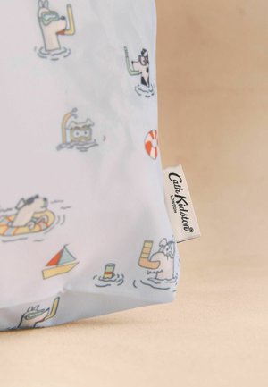 Valkoista kangasta, jossa leikkisiä uintieläinkuvituksia, joissa on suojalasit ja snorkkelit, ja näkyvissä "Cath Kidston London" -etiketti.
