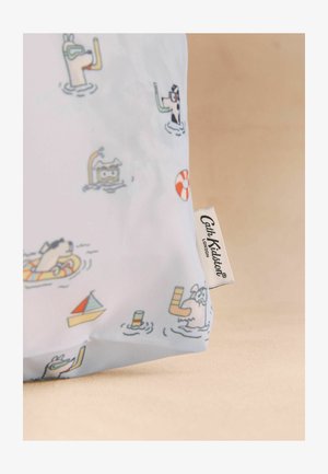 Valkoista kangasta, jossa leikkisiä uintieläinkuvituksia, joissa on suojalasit ja snorkkelit, ja näkyvissä "Cath Kidston London" -etiketti.