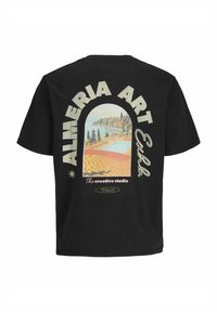 Čierne bavlnené tričko s farebnou grafikou krajiny a textom "ALMERIA ART Exh." na chrbte. Krátke rukávy, pohodlný strih.