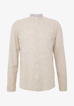 Camicia beige con bottoni, maniche lunghe, colletto alla coreana e tessuto di lino strutturato con un motivo a trama sottile.