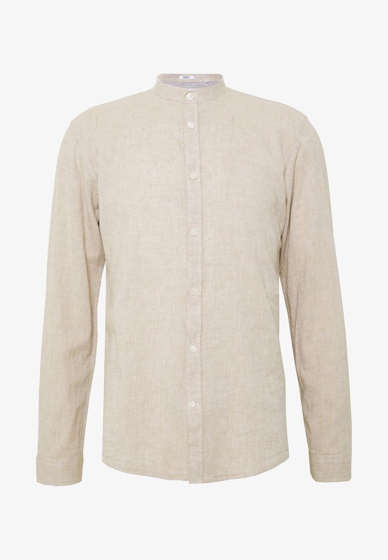 Camisa beige abotonada con mangas largas, cuello mao y tejido de lino texturizado con un patrón sutil de tejido.