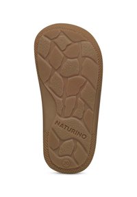 Hnědá gumová podešev boty s texturovaným vzorem a značkou "NATURINO". Navrženo pro přilnavost a odolnost. Velikost označena jako 20.