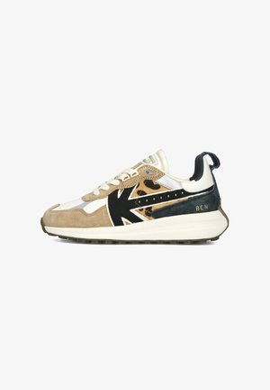Beige suede en zwarte gestructureerde sneaker met witte accenten. Heeft een gemusterde panel, vetersluiting en een gewatteerde kraag.