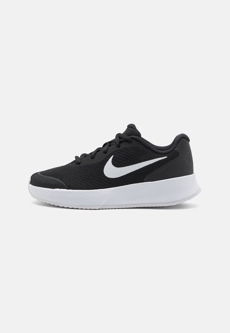 Čierne športové topánky s textúrovaným sieťovaným zvrškom. Obsahujú biele logo swoosh, vypolstrovaný golier, šnurovací dizajn a bielu gumovú podrážku.