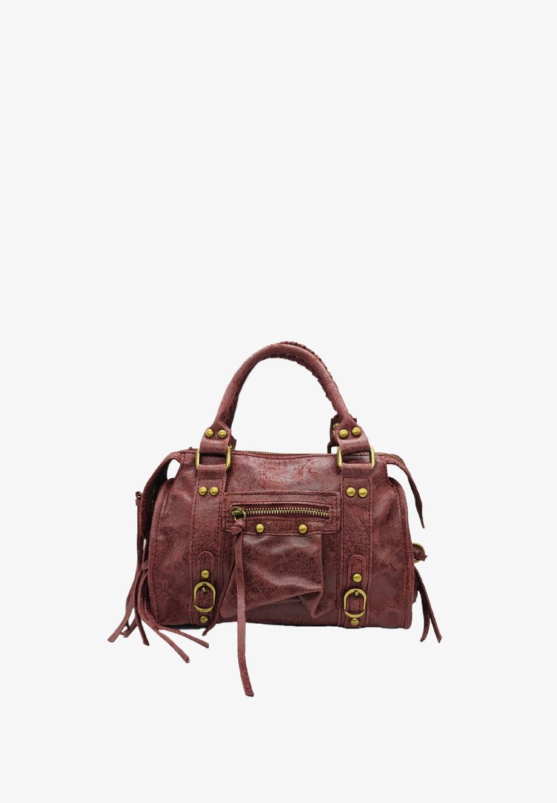 Sac à main en cuir rouge avec quincaillerie en ton doré, poche zippée à l'avant, deux poignées et pompons latéraux amovibles ; design texturé, de taille moyenne et structuré.