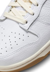 Nike Sportswear DUNK LOW - Sneakers basse - white gym red sail midnight navy