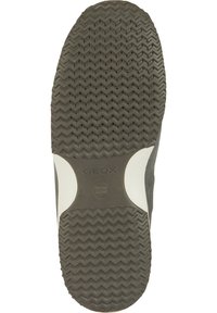 Suola di scarpa in gomma grigia caratterizzata da un motivo a zigzag, con un'area centrale contrassegnata da "GEOX" e fori di ventilazione. Bordi lisci e forma arrotondata.