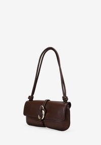 Bolso de hombro de cuero marrón con extremos de correa anudados, solapa curva y cierre con broche de metal dorado.