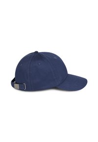 Marineblauwe katoenen baseballcap met een gebogen rand, verstelbare metalen strap en zes ventilatiegaten. Soepele textuur, eenvoudig ontwerp.