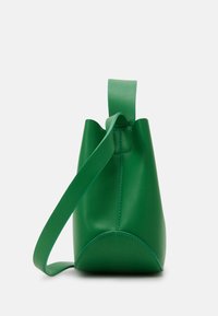 Borsa a secchiello verde in pelle con una finitura liscia, base arrotondata e un'apertura piegata e strutturata. Dispone di una tracolla coordinata.