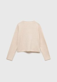 Gekürzter beiger Pullover mit langen Ärmeln, weicher Textur und Rundhalsausschnitt. Minimalistisches Design ohne weitere Details oder Muster.