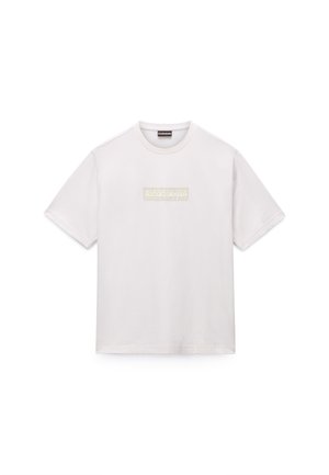 Λευκό βαμβακερό μπλουζάκι με κοντά μανίκια, στρογγυλή λαιμόκοψη και ορθογώνιο ανάγλυφο λογότυπο στο μπροστινό μέρος. Ομαλή υφή και σπορ σχεδιασμός.