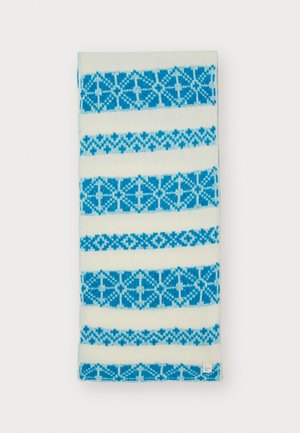 Stickad scarf i krämfärgad med växelvisa breda ränder i ljus och mörkblått, med ett geometriskt mönster och en liten etikett längst ner.