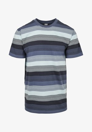 Raidallinen t-paita sinisissä sävyissä, joissa on vaihtelevaa vaakasuoraa raitaa. Puuvillamateriaali, pyöreä pääntie ja lyhyet hihat. Ei huomattavia yksityiskohtia.