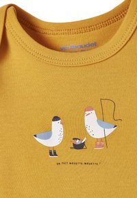 Gelbes Baumwoll-T-Shirt mit einem grafischen Druck von zwei Möwen, von denen eine eine Angelrute hält, und darunter eingeschriebenen Text in Französisch.