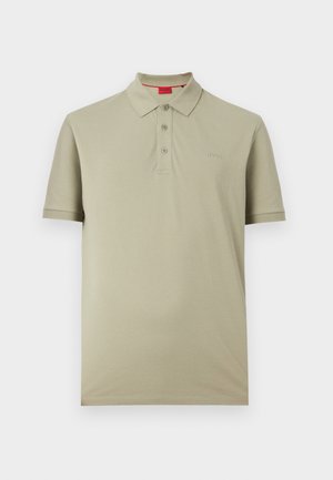 Ανοιχτό μπεζ πόλο με κοντά μανίκια, τρία κουμπιά και μικρό λογότυπο "HUGO" στο αριστερό στήθος.