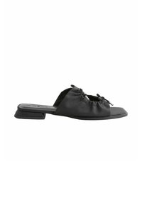 Sandal noir à enfiler avec une tige en tissu texturé, des détails froncés et un petit talon carré. Doté d'une semelle plate et d'un design minimaliste.