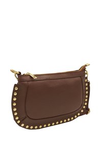 Sac en cuir marron à bandoulière avec une finition texturée, des clous dorés le long des bords, et une fermeture éclair sur le dessus.