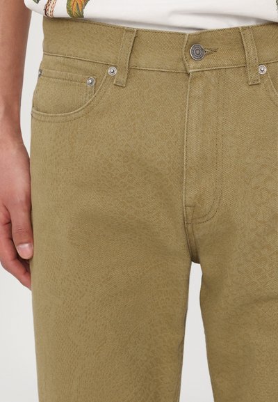 Oliven grønne jeans med et subtilt struktureret mønster, der har sølv hardware, to forlommer og et klassisk fem-lomme design.