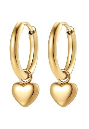 Gouden oorbellen in de vorm van ringen met gladde, gepolijste hartvormige hangers die aan elke ring bungelen.