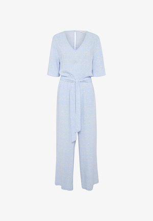 Helles blaues Jumpsuit mit V-Ausschnitt, kurzen Ärmeln, tailliertem Bund und einem gemusterten Stoff mit dezenten, cremefarbenen Formen.