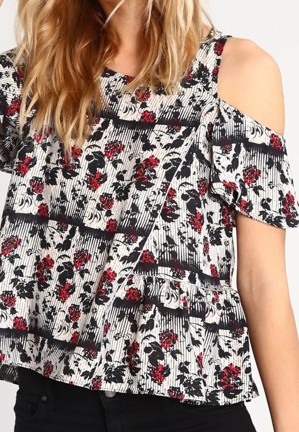 Haut à épaules dénudées à motif floral, présentant un design rayé noir et blanc avec des fleurs rouges et noires, ourlet péplum et manches courtes.