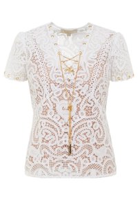Biała koronkowa bluzka z krótkim rękawem, z misternymi wzorami, złotymi przelotkami na dekolcie i rękawach oraz długim złotym łańcuchem przewleczonym z przodu.