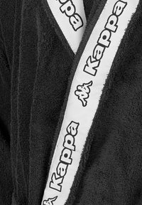 Schwarzer Handtuchbademantel mit weißen Markenbesatz, versehen mit dem schwarzen "Kappa"-Logo. Der Stoff ist weich und strukturiert mit einem gemütlichen Erscheinungsbild.