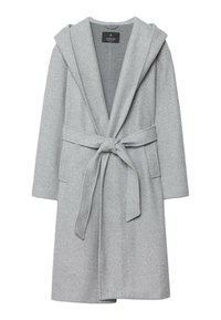 Abrigo de mezcla de lana en gris claro con capucha, mangas largas, bolsillos frontales y un cinturón anudado en la cintura, diseño de longitud media.