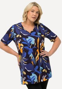 Kurzarm, marinebluse Tunika mit V-Ausschnitt, die blau-orange-weiße Blättermuster aufweist, aus weichem, leichtem Stoff gefertigt.