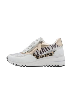 Zapatilla blanca y dorada con detalles de estampado de leopardo y cebra, cordones en la parte delantera y cremallera lateral sobre una suela blanca con dibujo negro.
