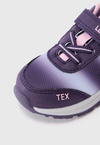 Lilla sportsko med gradientdesign, som har en teksturert overdel, rosa snørebånd og borrelås. Slitesterk gummisåle med "TEX"-detalj.