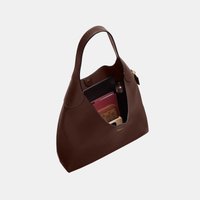 Sac à main en cuir marron avec une poignée supérieure, partiellement ouvert montrant un smartphone, un portefeuille, une flasque et un porte-cartes à l'intérieur.