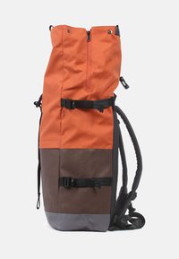 Wasserdichter Rolltop-Rucksack mit orangefarbenem Oberteil, braunem Mittelteil und grauem Boden. Verfügt über schwarze Beschläge und verstellbare Riemen.
