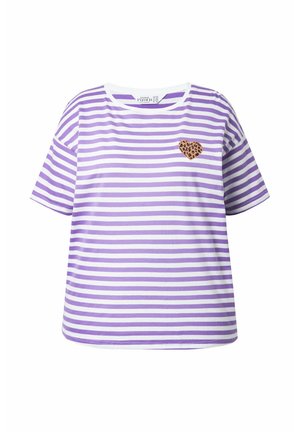 Paars en witte gestreepte T-shirt met korte mouwen, ronde hals en een hartpatch met luipaardprint aan de linkerkant. Van katoen.