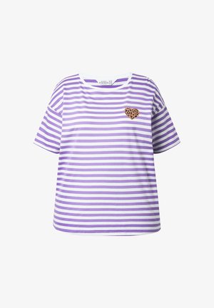 Paars en witte gestreepte T-shirt met korte mouwen, ronde hals en een hartpatch met luipaardprint aan de linkerkant. Van katoen.