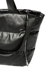 Sac fourre-tout noir en doudoune avec une finition brillante, doté d'une poche zippée, de poignées robustes et d'une texture matelassée. Forme douce et rembourrée.